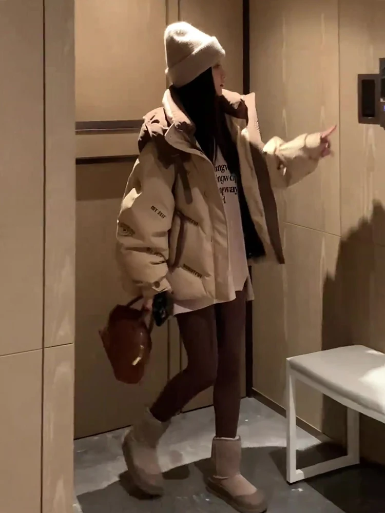 Giacca Imbottita con Cappuccio da Donna, Nuova Collezione Invernale, Stampa Lettering alla Moda, Colori a Contrasto, Bianco