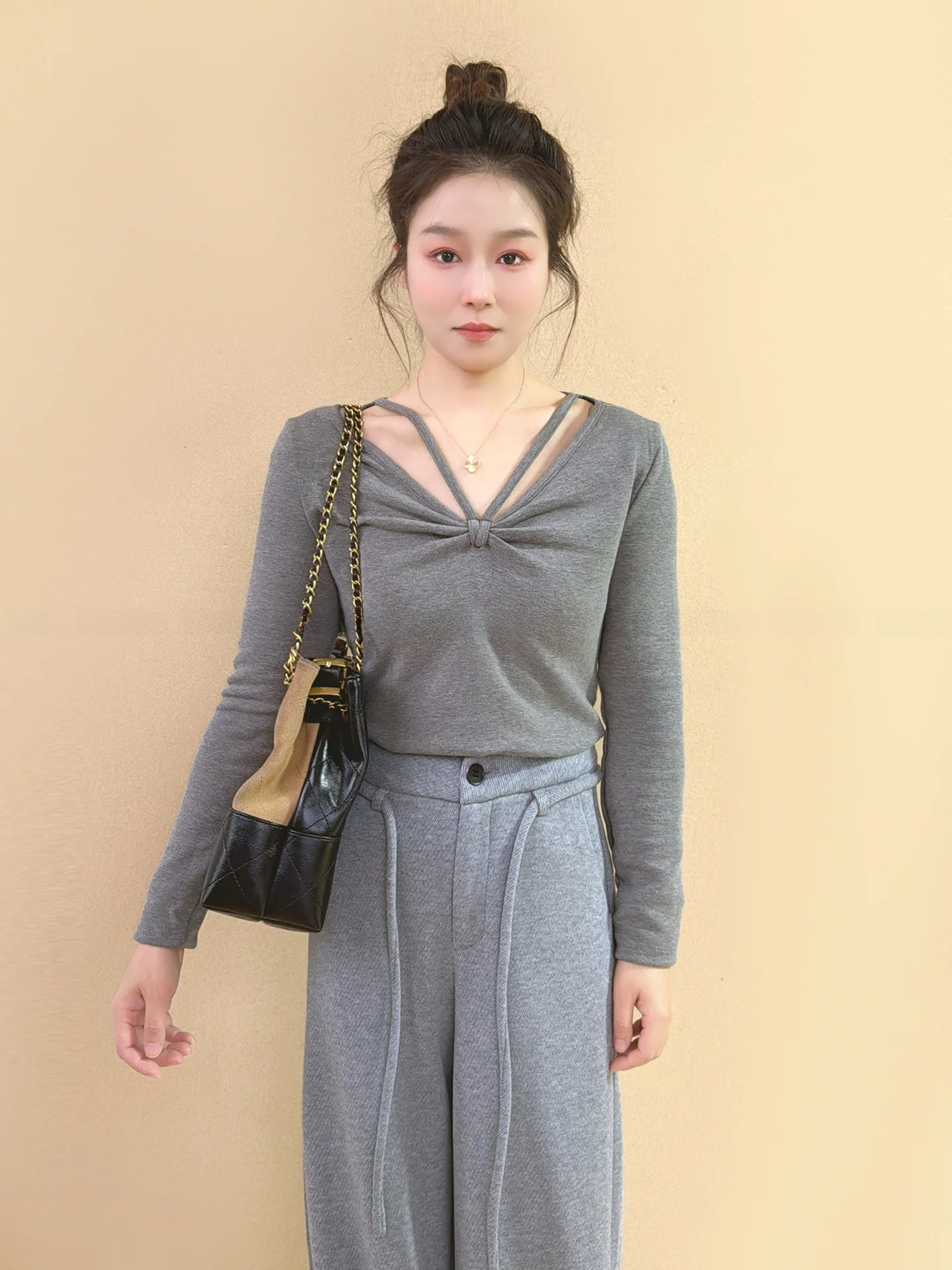 

Slim Fit Long Sve V-Ne Velvet T-irt Women's Faionable Winter Inner Wear High Waist Korean Sle Commute Wind