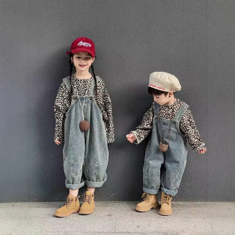 

Весенний наряд для девочек 2026: винтажный нейтральный стиль, джинсовый комбинезон с эффектом потертости и топ с леопардовым принтом.