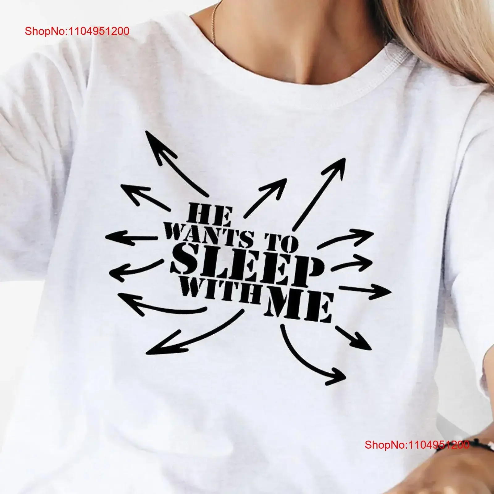 

Футболка «Он хочет со мной» с забавным слоганом, одежда 2000-х годов, топ знаменитостей с цитатой Y2K для друга, униформа бармена BFF, винтажная форма