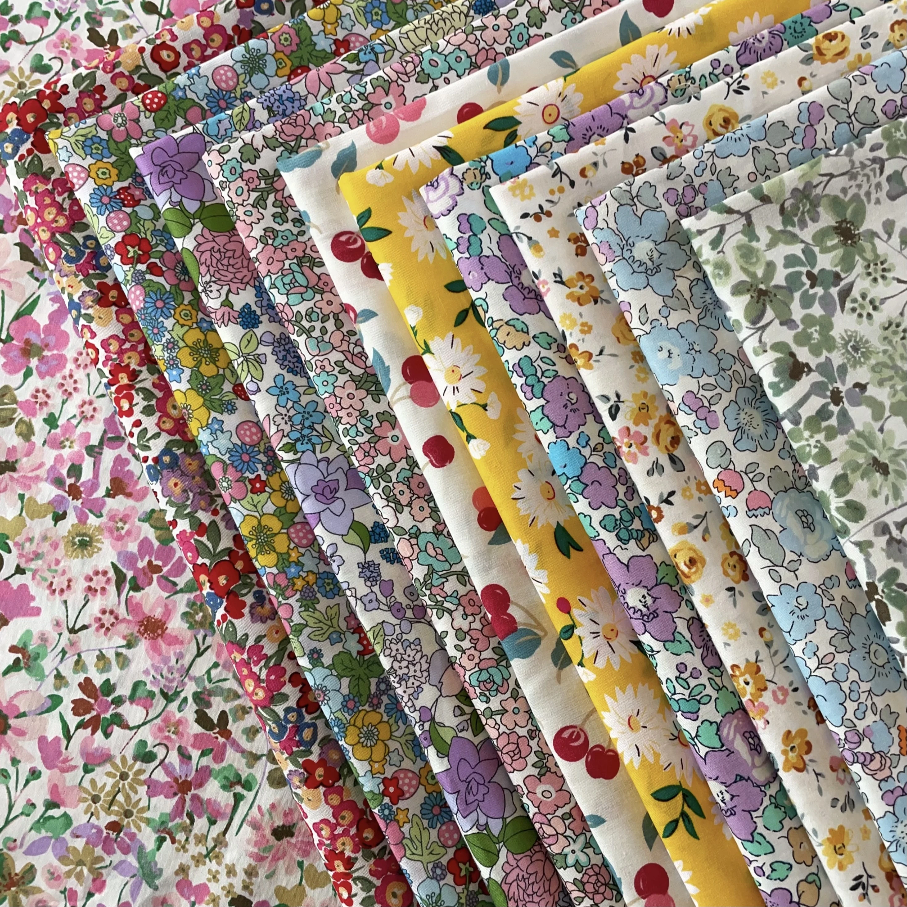 

0.5m/1m/2mVintage Style 100% Cotton Fabric Floral Daisy Cherry Print Fat Print for Handbag Making Quilting Patchwork DIY Crafts