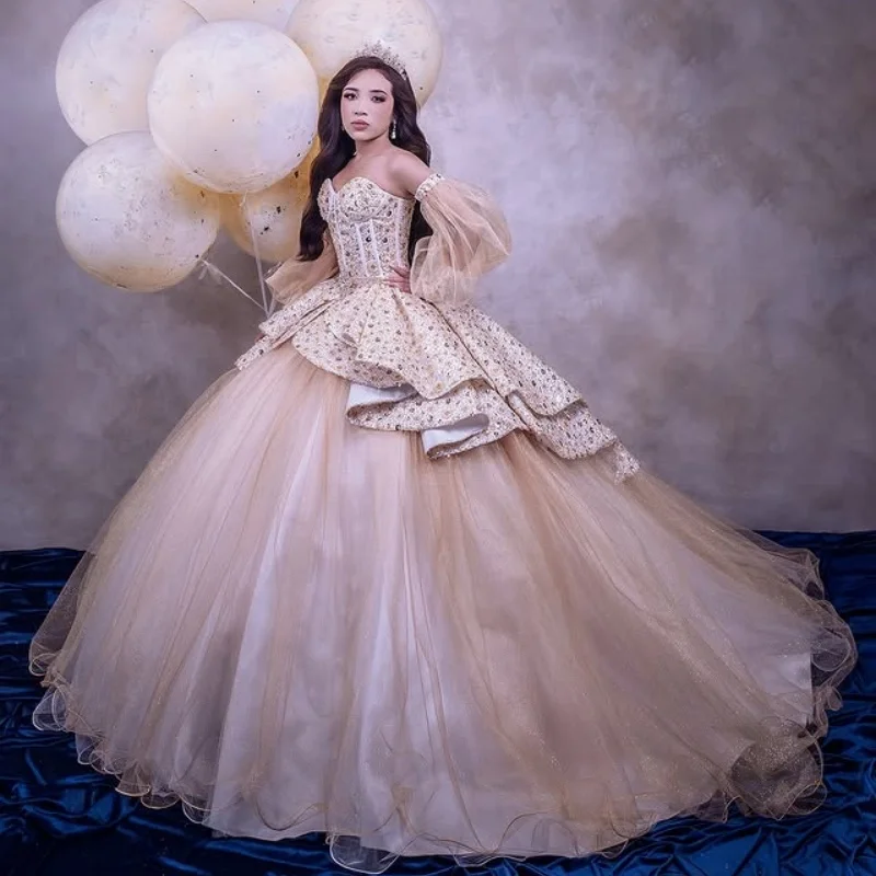Robes de Quinceanera champagne personnalisées, épaules dénudées, paillettes appliquées, superposition de tulle, longue queue, 15