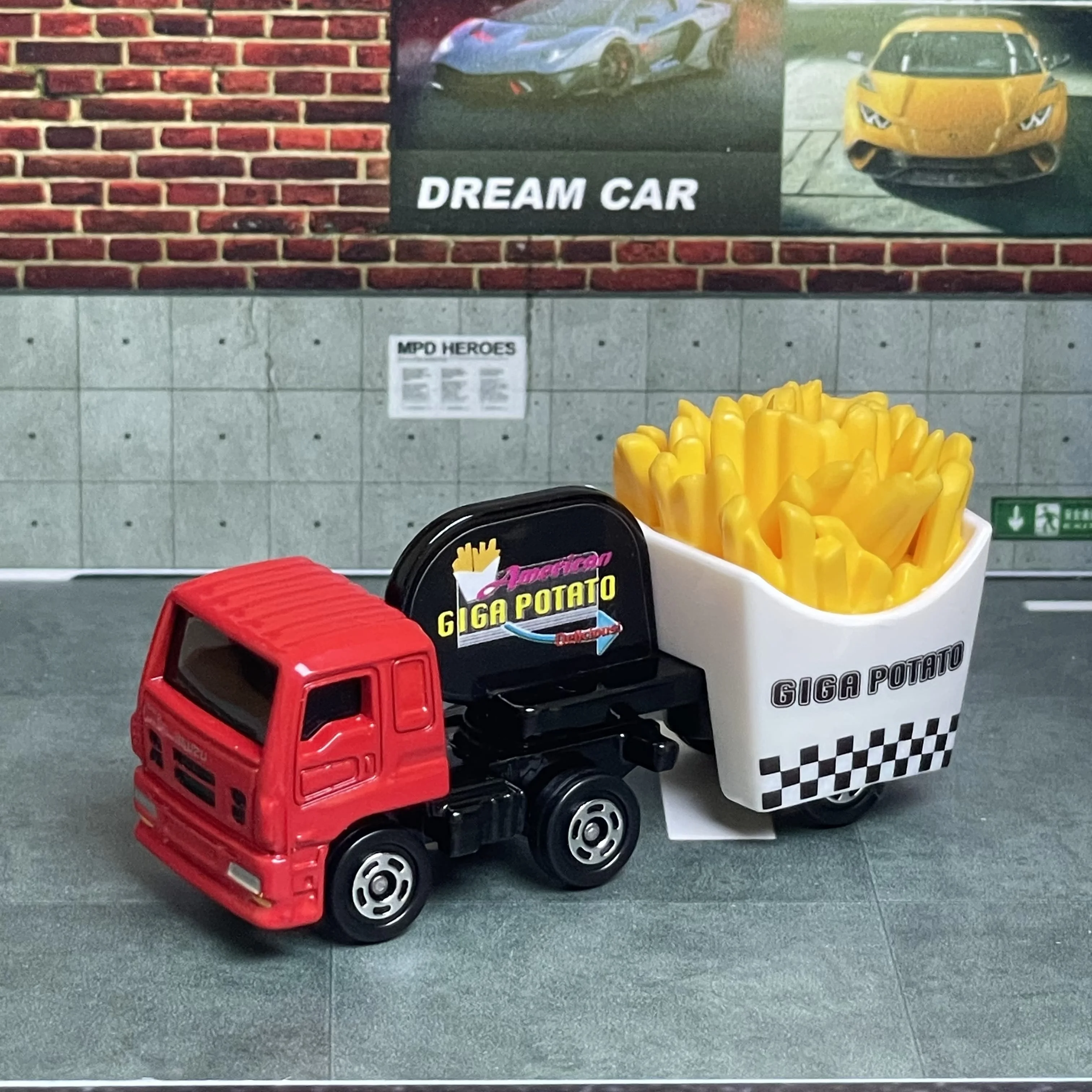 Takara Tomy Tomica, coche de aleación estática de fundición No.55 Isuzu Giga, vehículo de patatas fritas, modo de Metal fundido a presión, colección de juguetes para niños