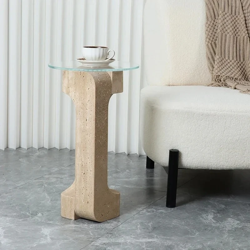 Натуральный травертиновый край, несколько высококачественных дизайнерских гостиных, закругленный уголок, несколько небольших журнальных столиков, модель комнаты, диван, приставной столик
