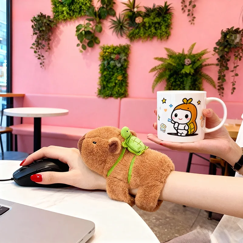 カピバラぬいぐるみ スナップブレスレットと翼付き 柔らかいぬいぐるみ 車内装飾 バックパック ハンドバッグ ギフト