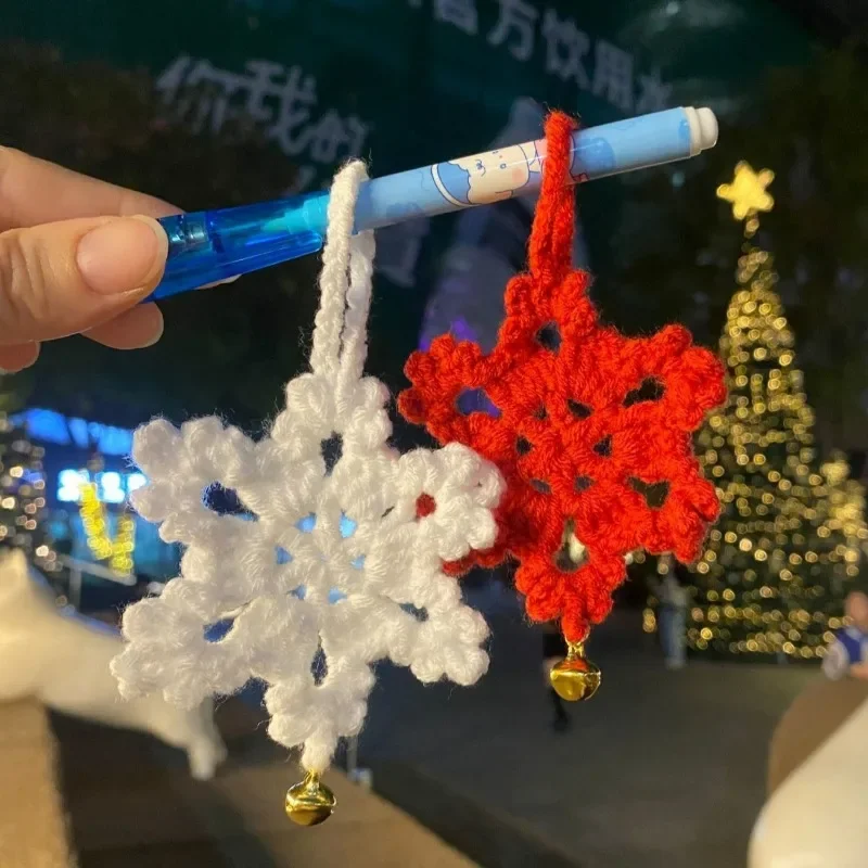 DIY Crocheted Snowflake Keychain Christmas Themed Decorative Snowflake Pendants Woven Handmade Crocheted Snowflake Bags