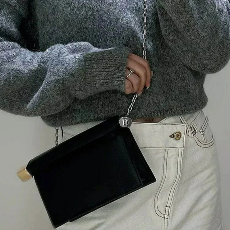 

The New Stylish and Luxurious Women's Fashion Handbag with Shoulder Strap, Made of Metal Material, Is An Exquisite Evening Bag.