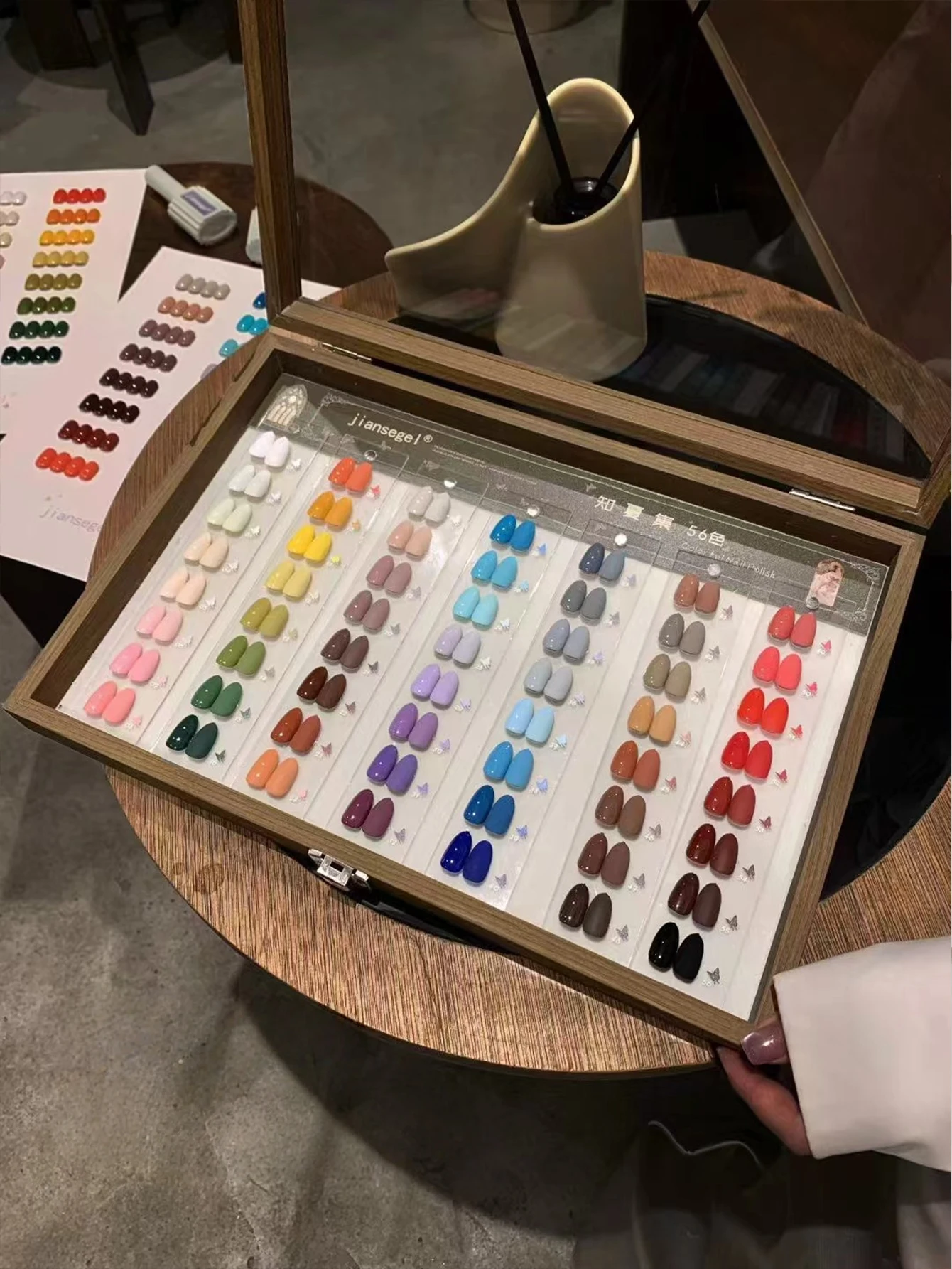 

56-цветный, набор однотонных лаков для ногтей на 15 мл, включает в себя средство для снятия УФ/светодиодного гель-лака и цветовую таблицу, подходит для маникюрных салонов.