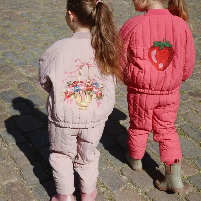 2025 خريف شتاء جديد KS ماركة رائعة الفتيات سميكة مطرزة سترة مطبوعة دافئة يندبروف أسفل سترة ملابس الأطفال