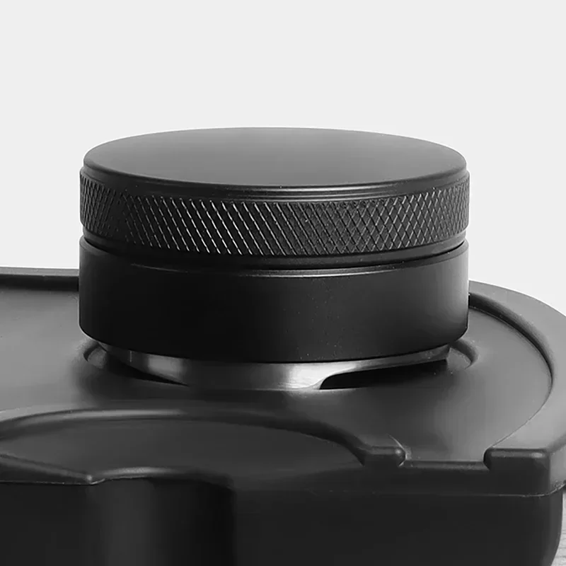 أداة توزيع القهوة الاحترافية القابلة للتعديل وأداة تسوية الإسبريسو مع تصميم منحدر ثلاثي الزوايا، مكبس راحة اليد لـ 51/53/58 مم