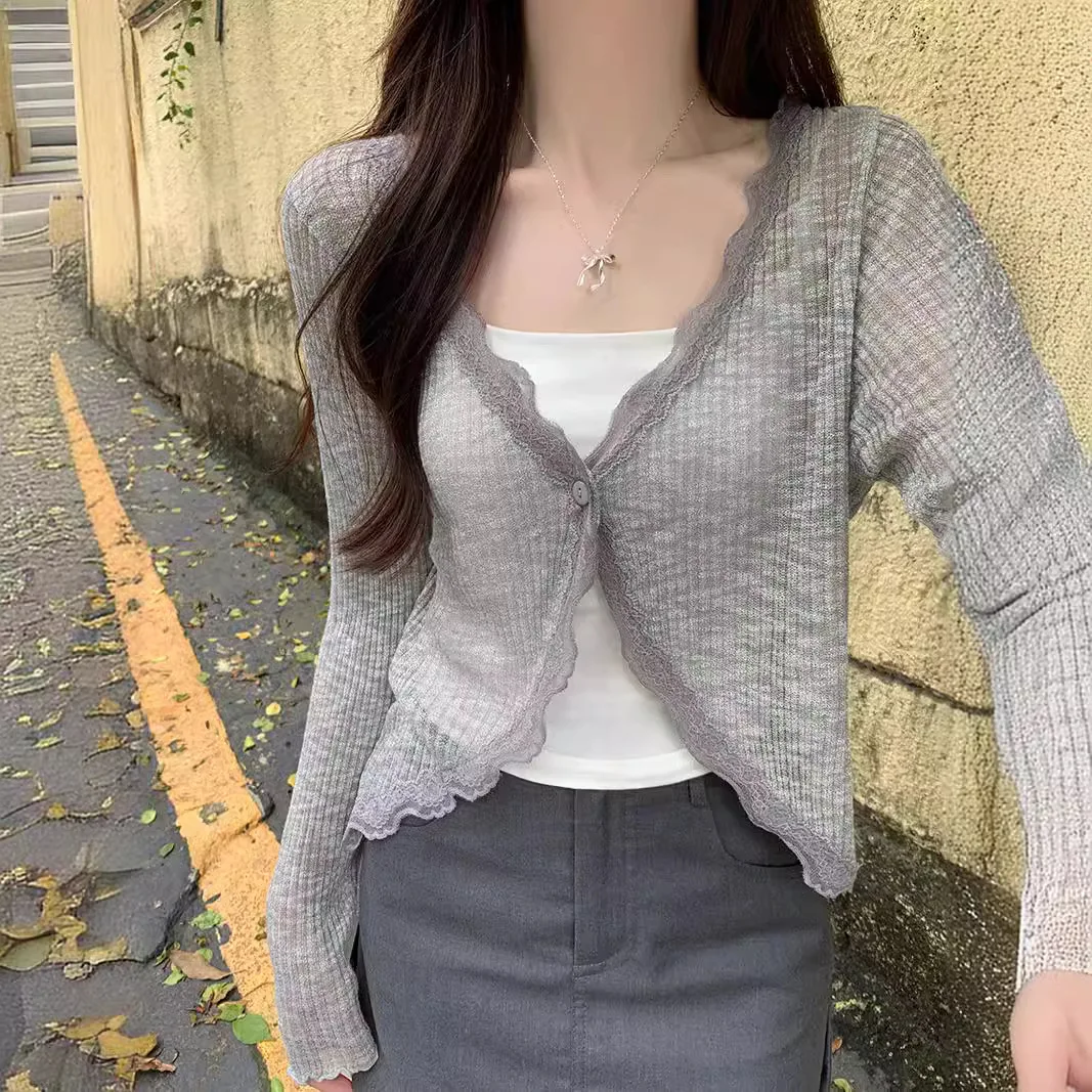Cardigan estivo in maglia sottile con finiture in pizzo, top corto a maniche lunghe con bottone singolo, cardigan in maglia a costine, maglione di protezione solare in lana