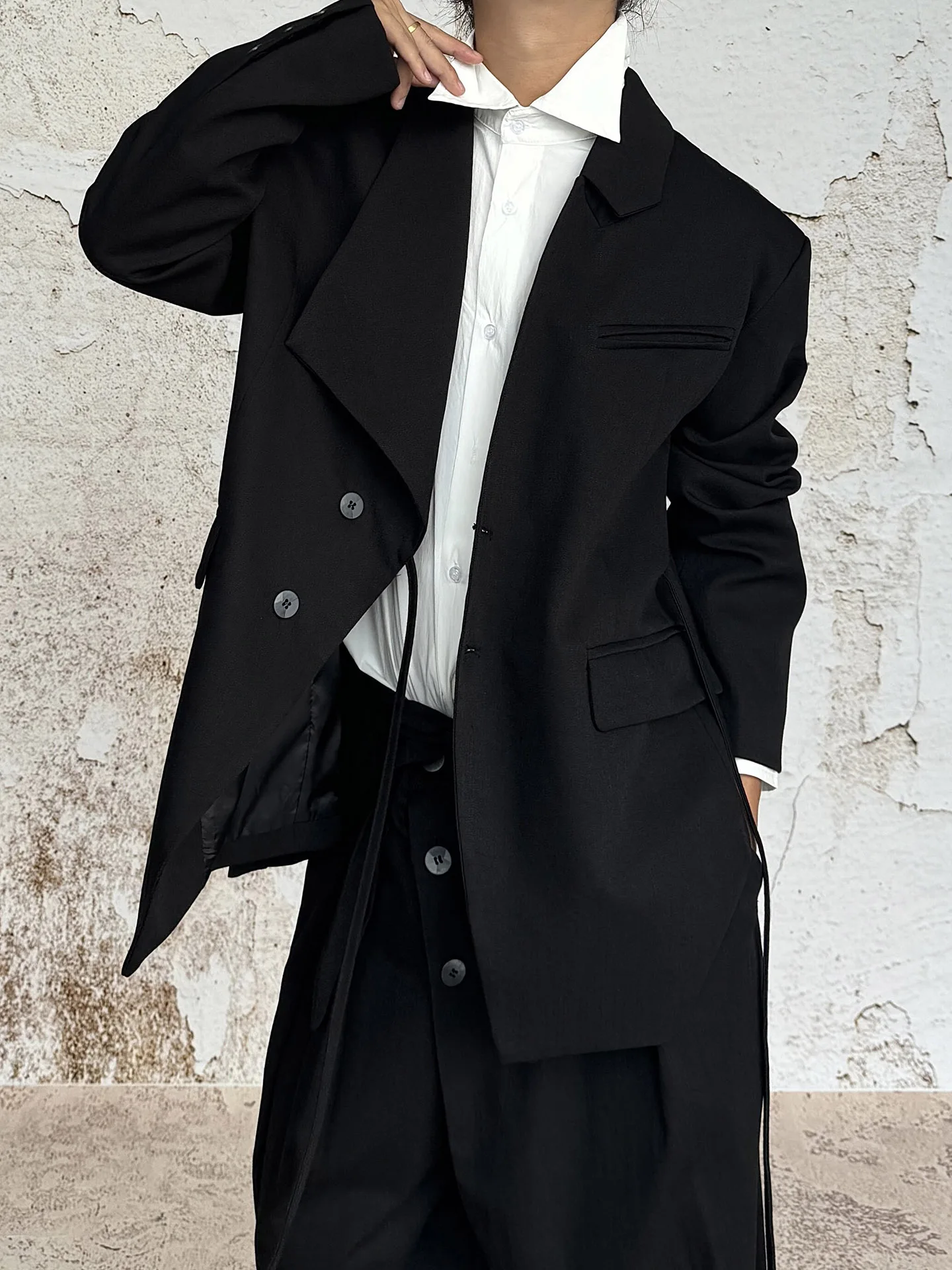 Retro Style Shoulder Pad Suit Jacket with Belt And Button Loose Fit Unisex Casual Glossy Feel Single Cuff Autumn Collection
