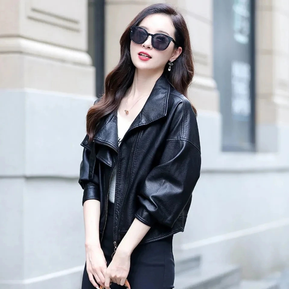 Czerwona kurtka ze skóry PU damska 2025 jesienno-zimowa nowa modna klapa luźne skórzane kurtki damskie krótkie kurtki motocyklowe Top