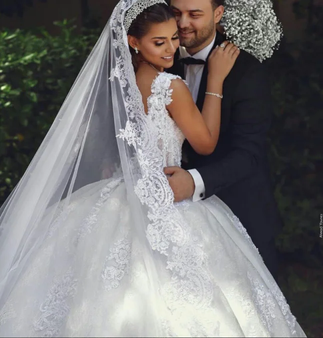 Suknia balowa księżniczki suknie ślubne kwadratowy kołnierzyk dekolt w serek bez rękawów aplikacje koronkowe tren kaplica Vestido De Noiva dostosowane