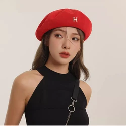 Fashion Metal Letter Literary Berets for Women Summer Breathable Knitted Painter Hat Student Ins Korean Versatile Red Beret