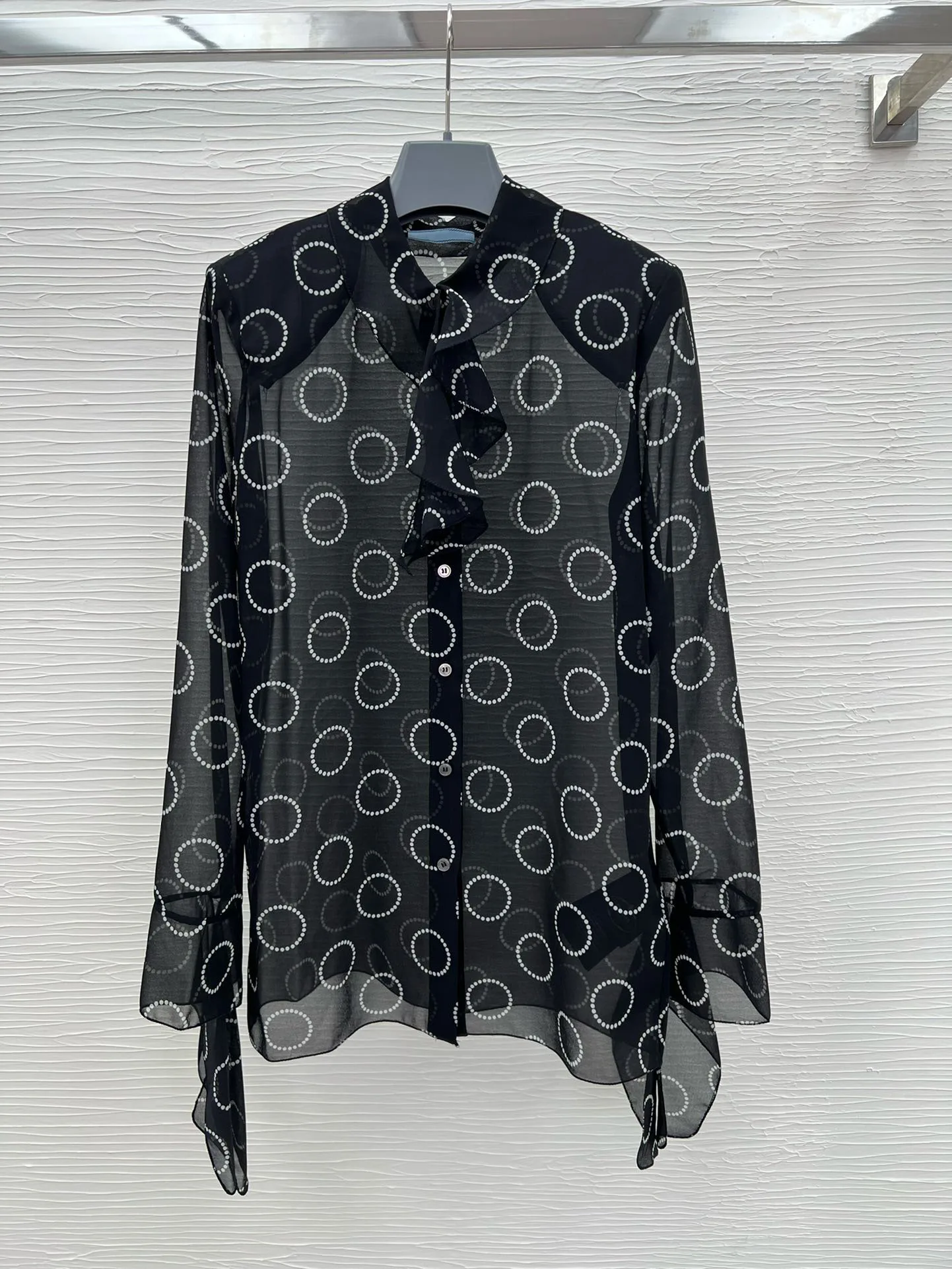 

2024 Spring/Summer New Women's Wear Exquisite Fashion Printed Black Flying Cuff Neckline Shirt 0424