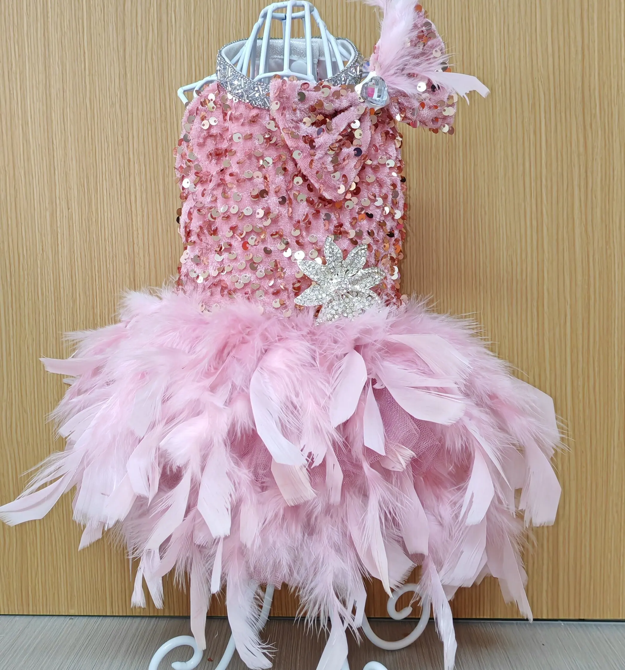 

Модная одежда для собак: оригинальное высококачественное платье с перьями, украшенное декоративными элементами, для маленьких и средних собак.