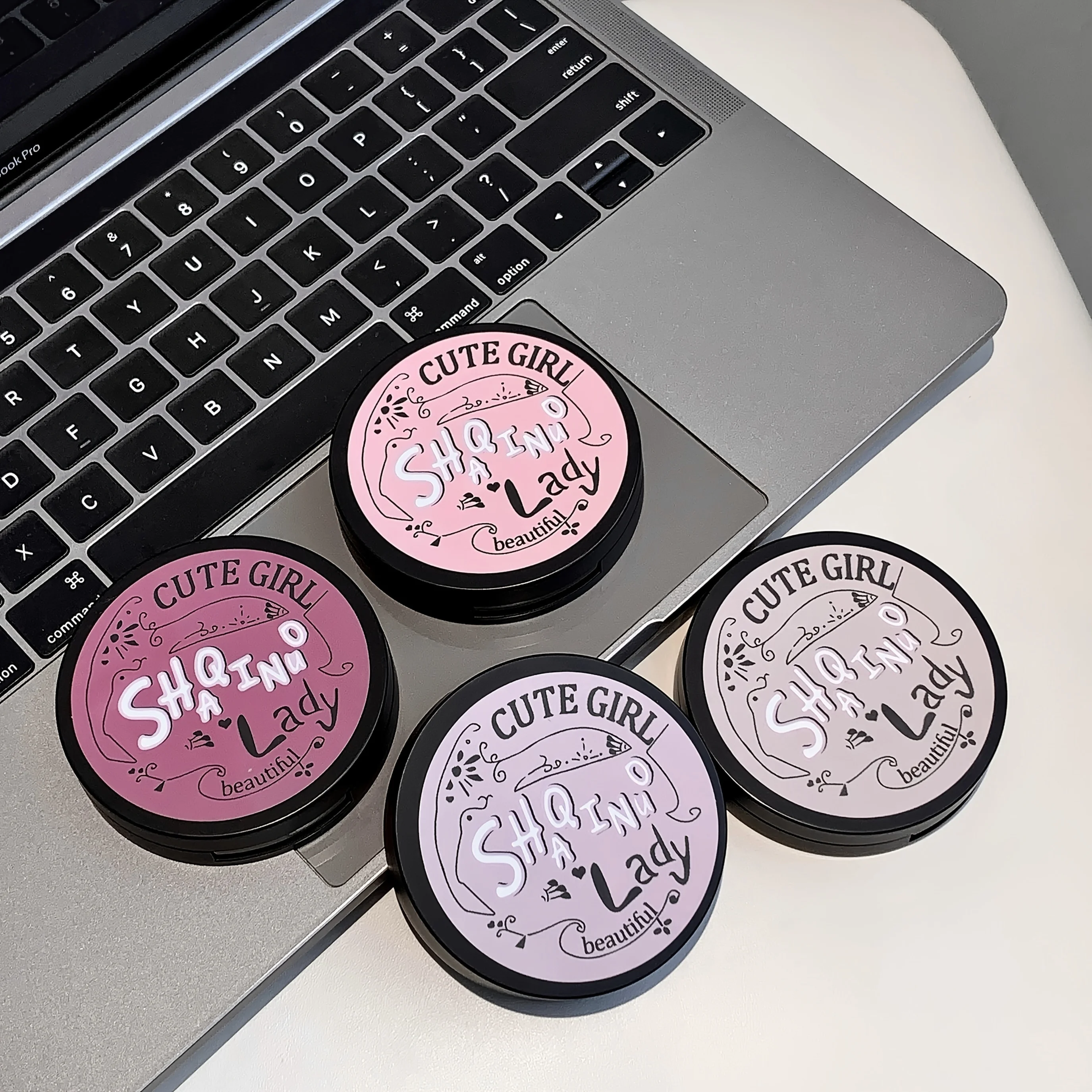 พาเลทไฮไลท์และคอนทัวร์เนื้อแมทสี่สี - เครื่องมือแต่งหน้าระดับมืออาชีพที่มีเฉดสีที่ผสมผสานได้เพื่อสร้างเอฟเฟกต์การซ้อนทับ