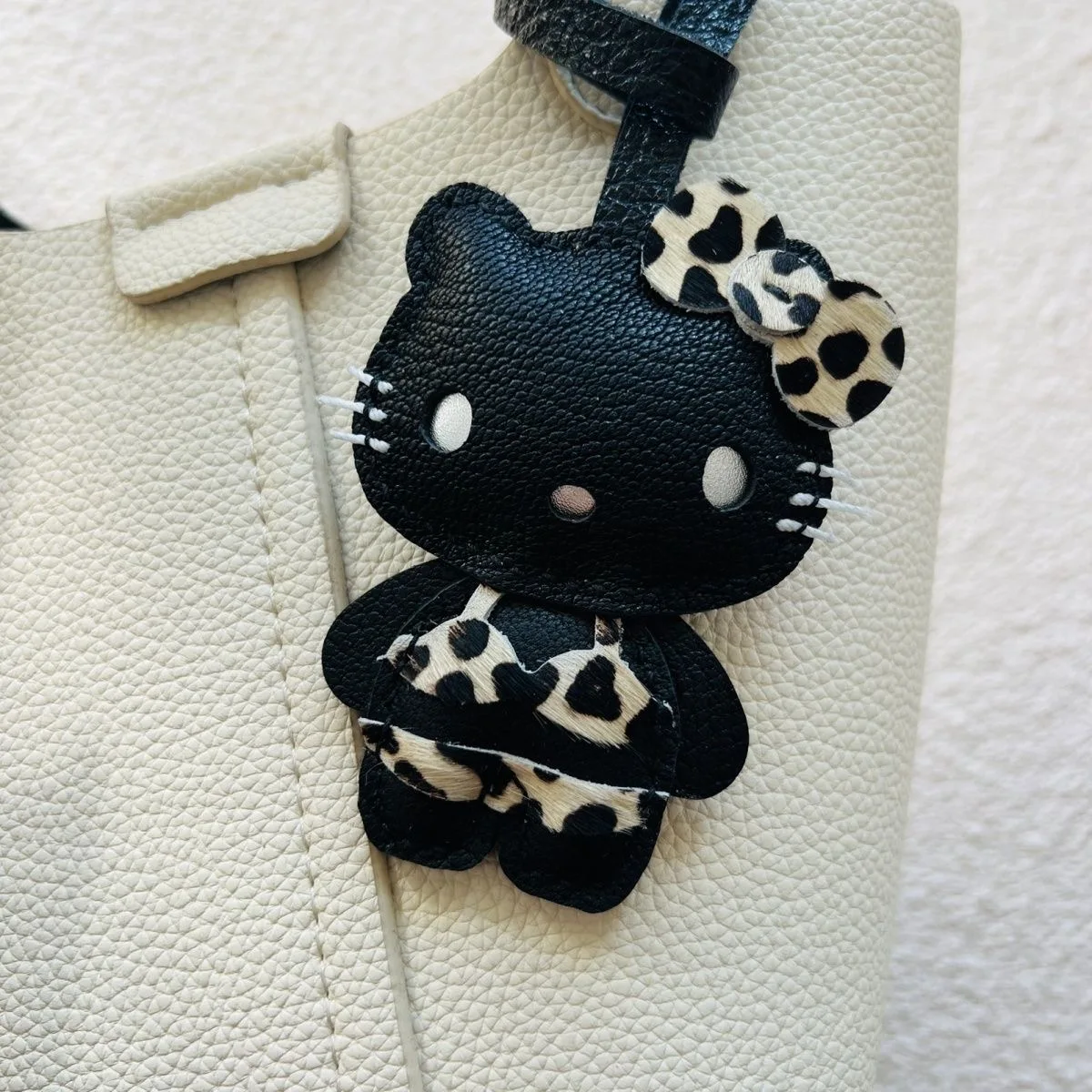 Hot Sale Handmade Leather Goods Sheep Cross Dressing Hello Kitty Handbag Pendant Cute Car Keychain Girl'S Gift Birthday Cute