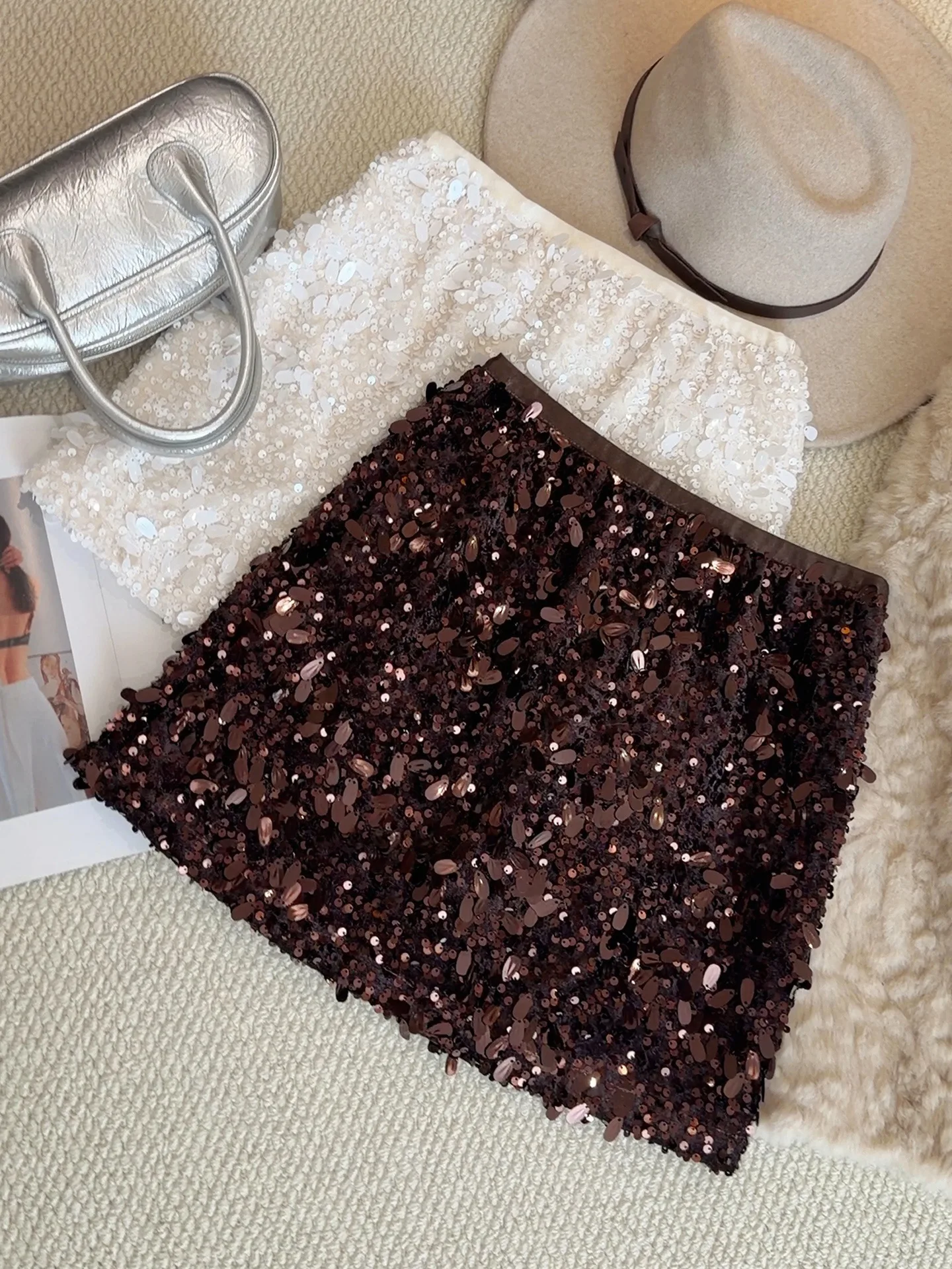 

Модная черная короткая юбка с пайетками для женщин осенью и зимой 2025, утягивающая юбка А-силуэта с высокой талией и бедрами