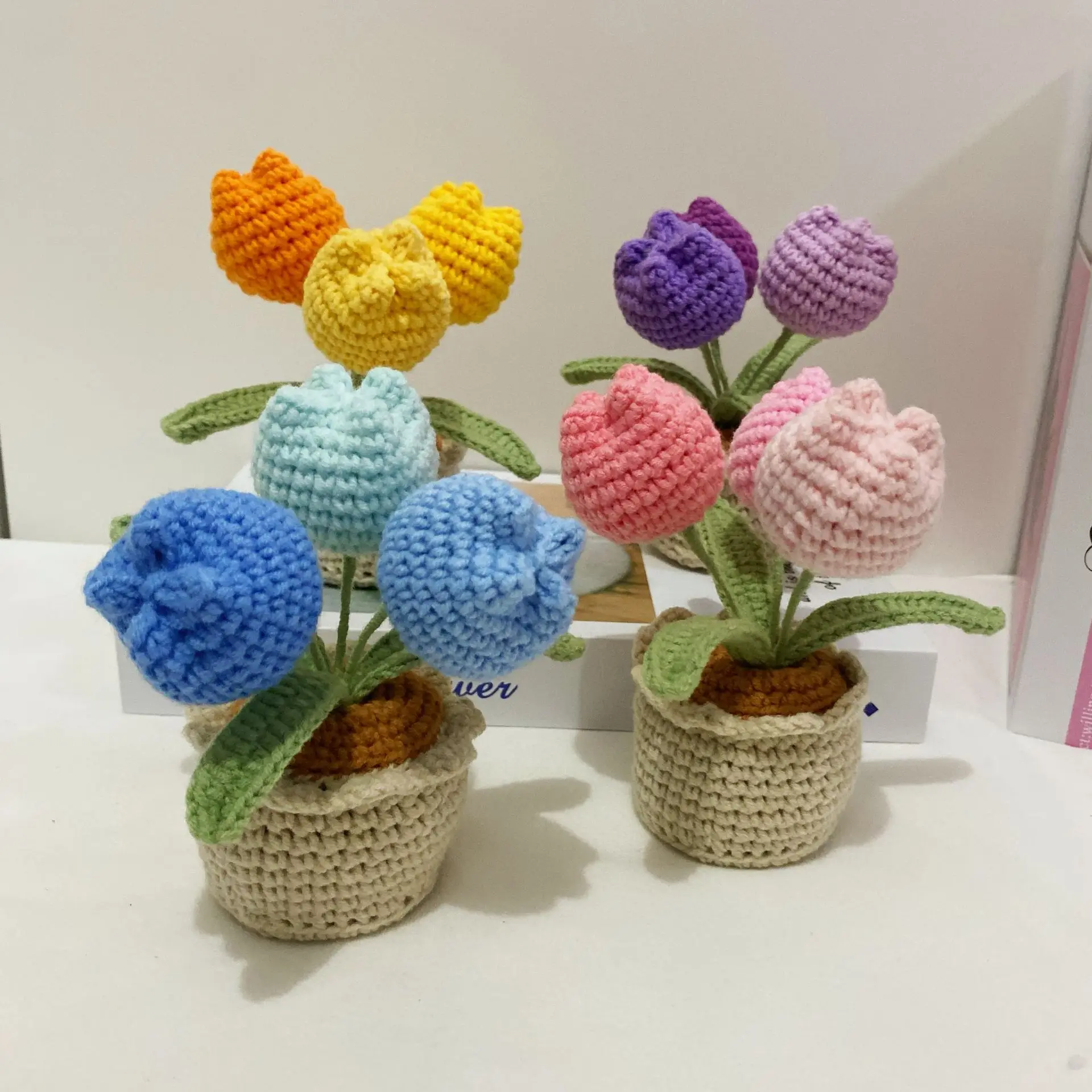 زهور التوليب الكروشيه مع بوعاء لطيف محبوك زهرة الزنبق الاصطناعي Palnt عيد الفصح الديكور 2025 طاولة مكتبية ديكور السيارة