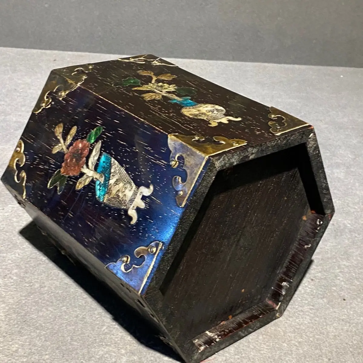 Antique Hexagonal Pen Holder Vintage-style Engraved Floral Design Office Desktop Stationery Storage Box Pencil Holder
