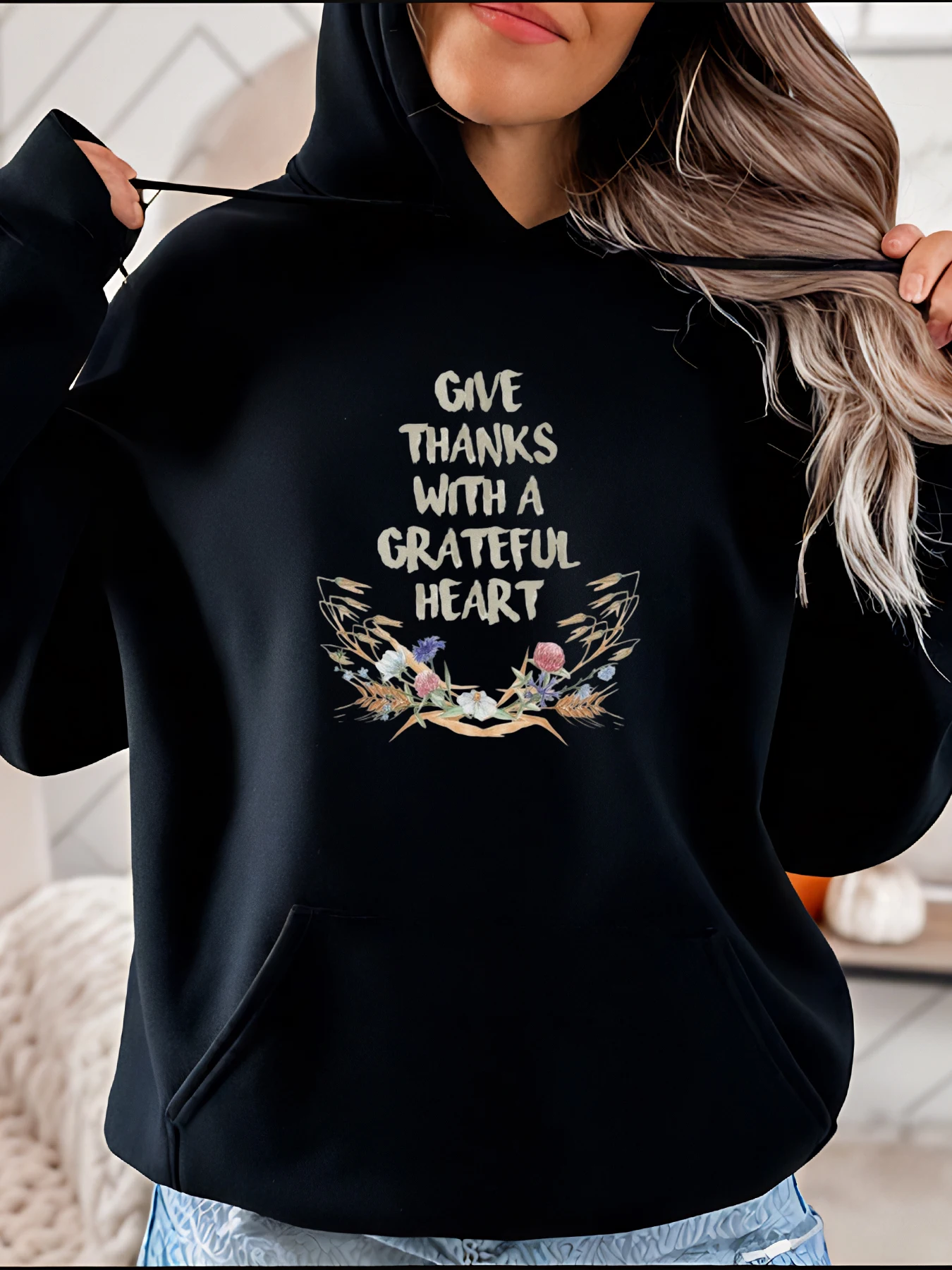 Felpa con cappuccio con stampa ghirlanda floreale Stile autunnale casual con testo a cuore grato Abbigliamento quotidiano da donna