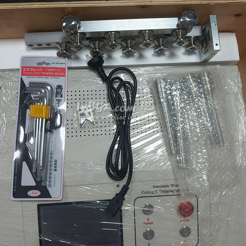 SWT-608-MAX2-ST50 محرك متدرج سلك تجريد وآلة قطع 8 عجلات 800 واط 35mm2 BVR 50mm2 BV التحكم بالشاشة التي تعمل باللمس