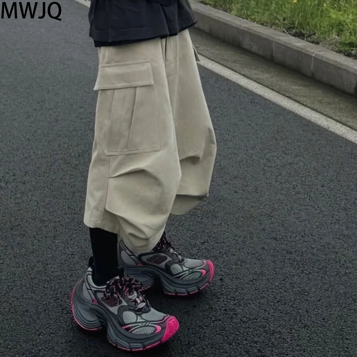 

MWJQ мужские плиссированные шорты до колена с несколькими карманами, однотонные, лето 2023, новый силуэт, свободные повседневные брюки до колена Tide 010126