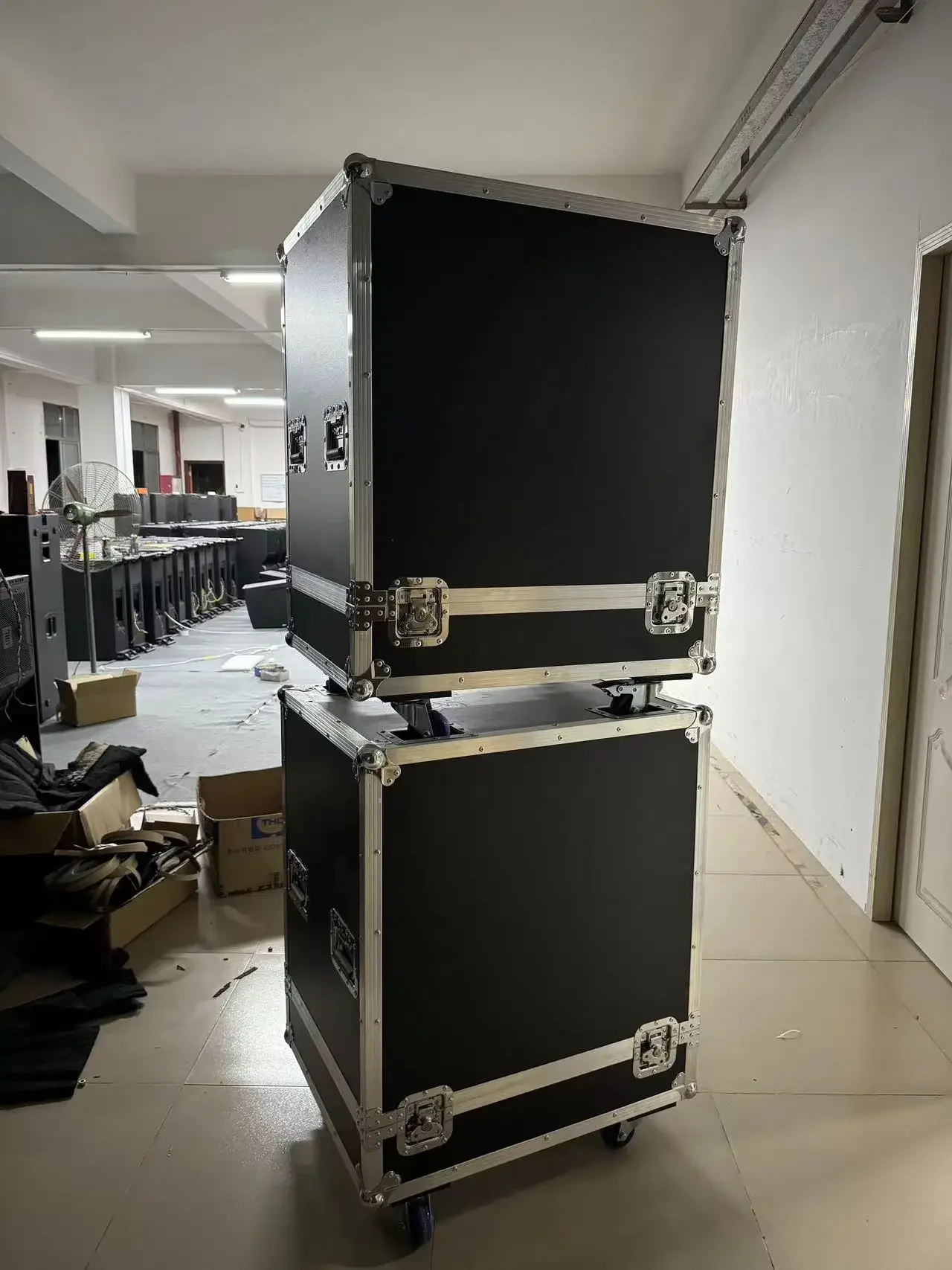 

Customizable Dimension Large Equipment Carrying Flight Case With Foam Interior Hard Aluminum Road Case With Wheels