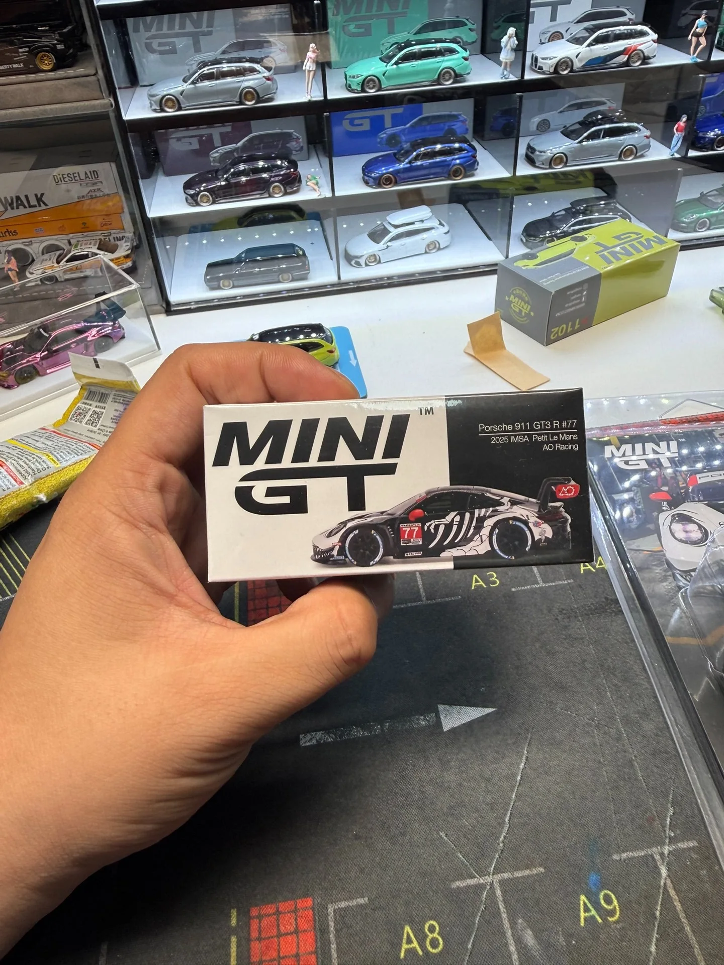 Modelo a Escala 1:64 de Porsche 911 GT3 R Bone Dragon Racing 2025 IMSA Petit Le Mans de MINIGT # Modelo de Coche de Aleación 77