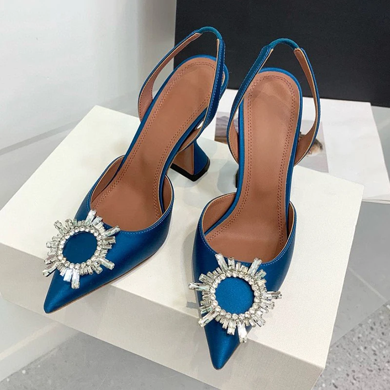 Сандалии, женские однотонные туфли-лодочки с острым носком и ремешком на спине, модные атласные сандалии с украшением из кристаллов, летние вечерние модельные туфли