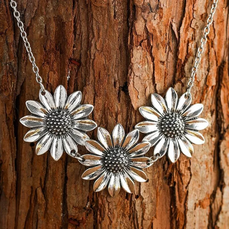 Vintage Daisy Pendant Necklace European American Style Wholesale