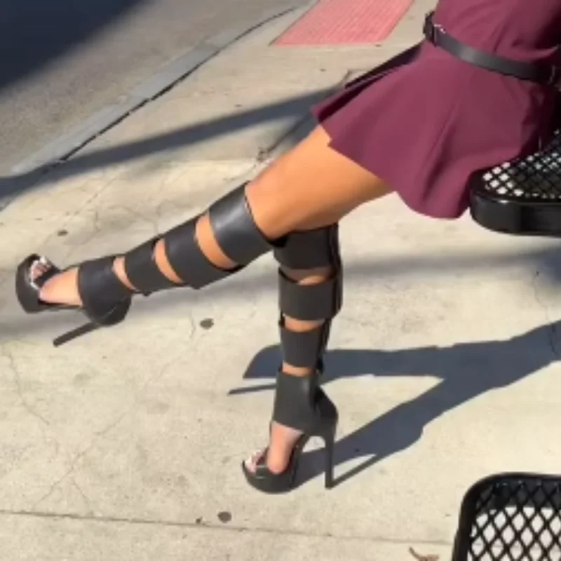 

Черные сандалии на платформе с ремешками, женские сапоги до колена с открытым носком, широкая полоска, молния сзади, женские пикантные вечерние сапоги до колена