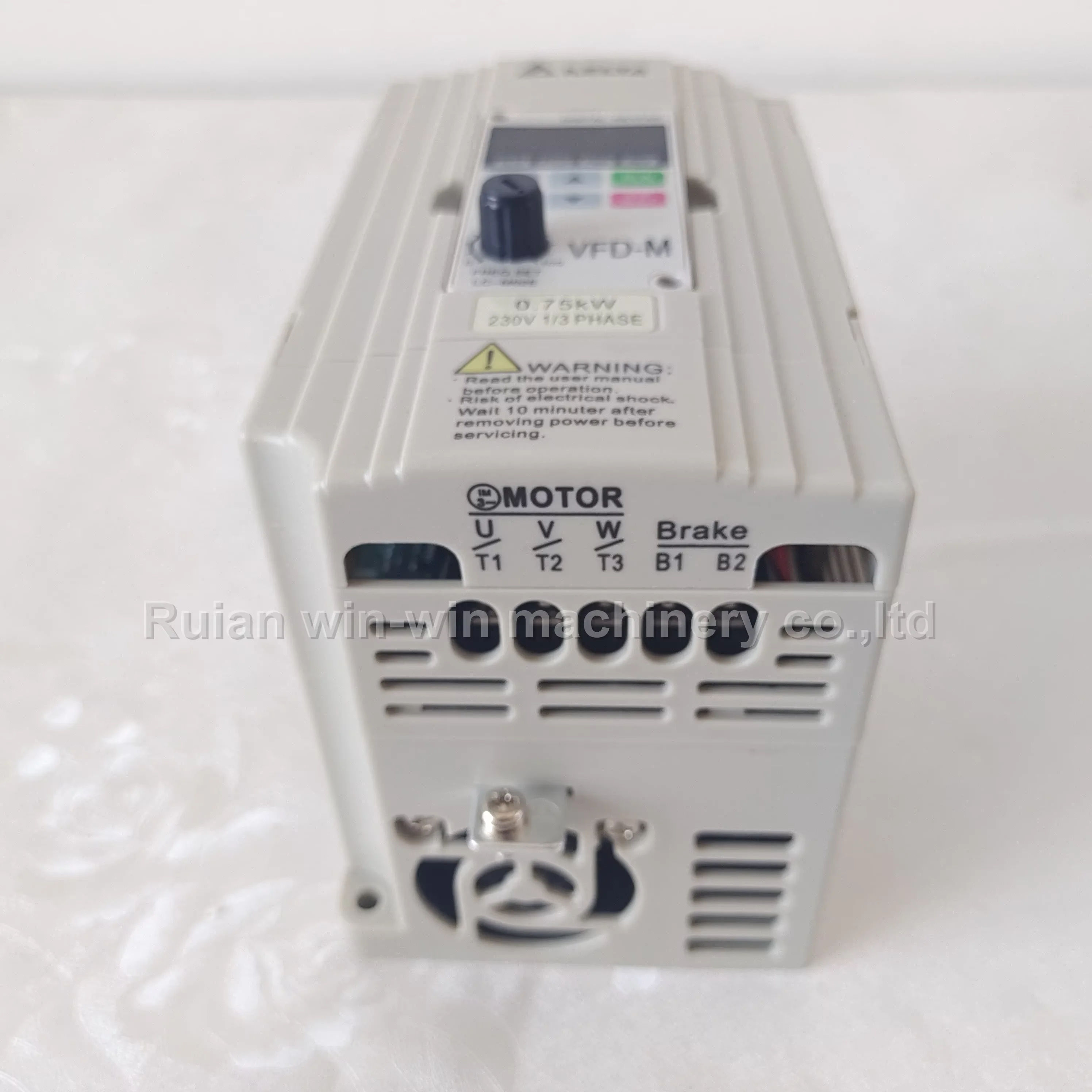 

VFD007M21A VFD-M 0,75 кВт 2 л.с. 230 В Преобразователь частоты для машины для выдувания пленки, машина для изготовления пакетов