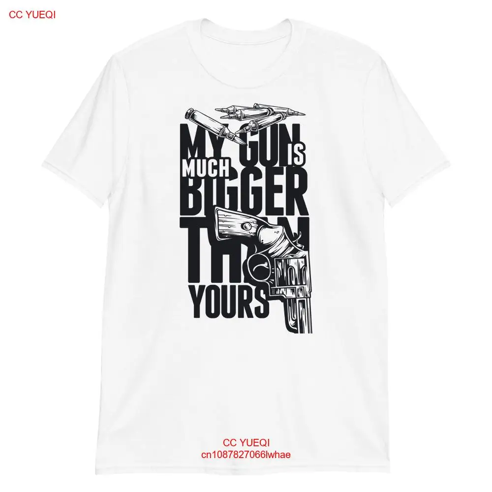 Забавно, мой пистолет намного больше, чем у вас, футболка унисекс с коротким рукавом