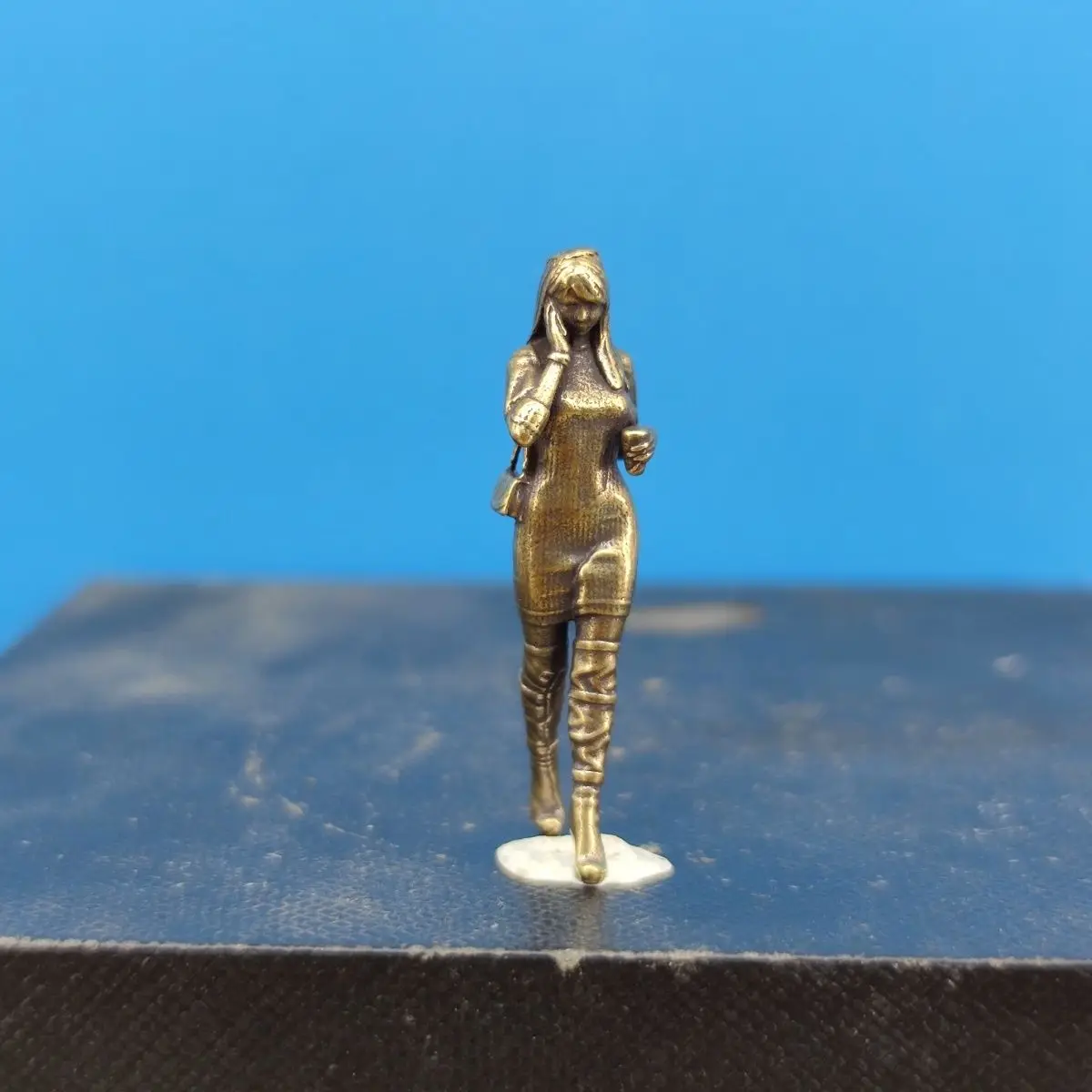 Brass Phone-holding Lady Taking A Call While Shopping, Colorable Doll Model, Miniatures, 1/43 Scale Figurine