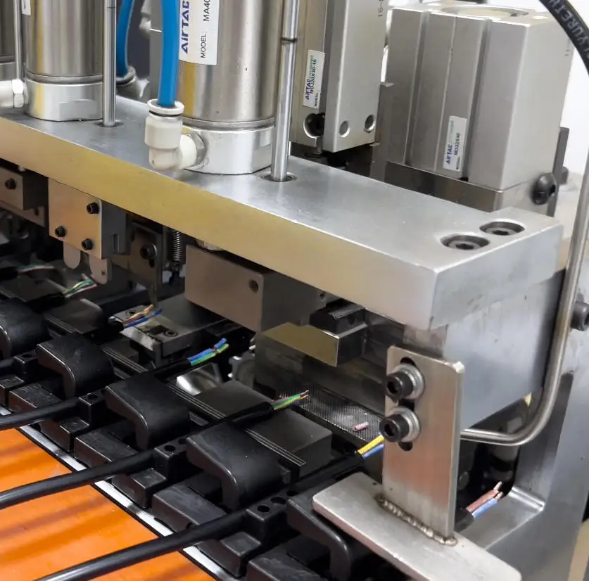 آلة تجريد معدات معالجة تسخير الأسلاك، آلة تجريد، سلك دائري ثلاثي النواة