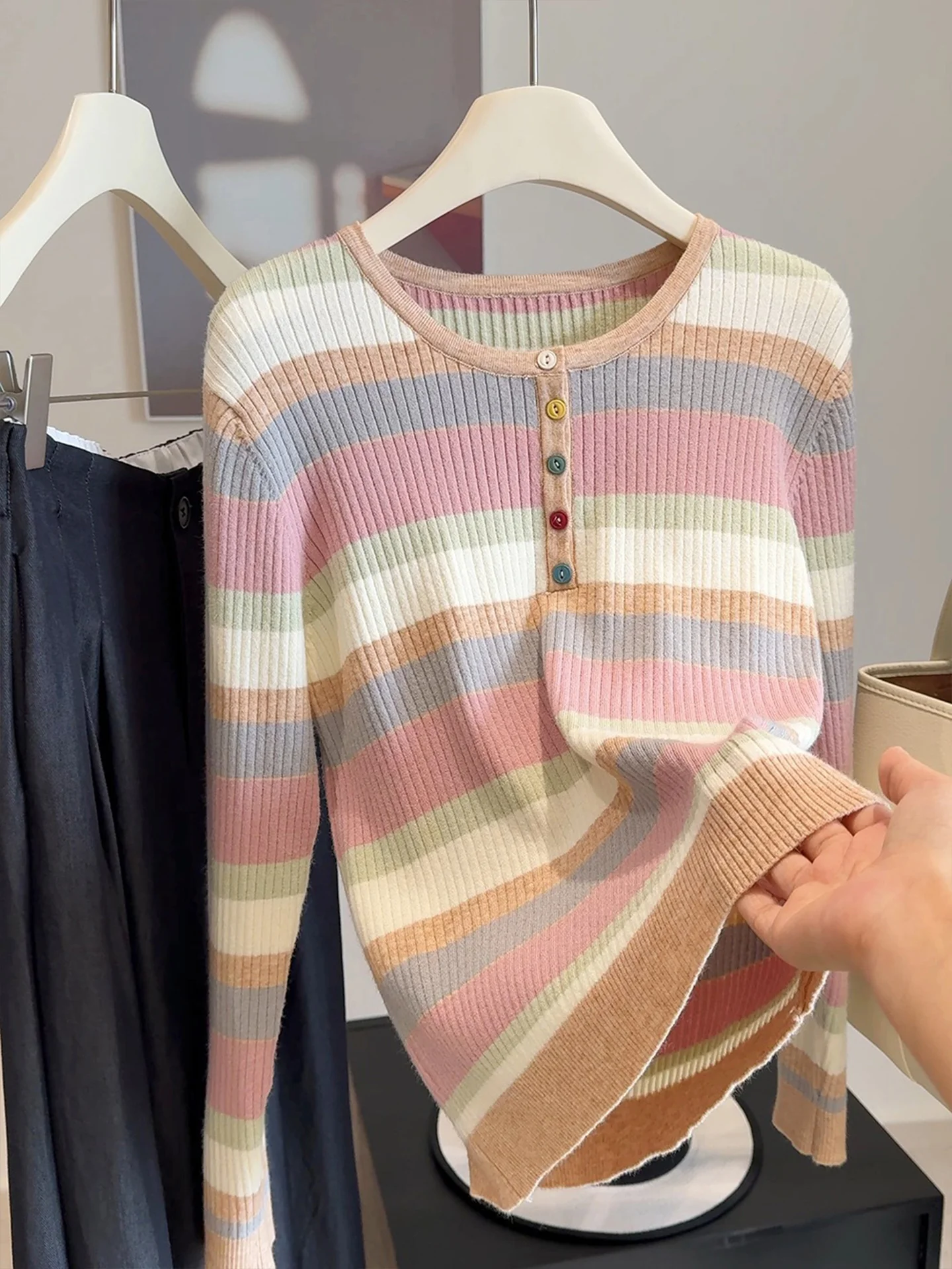 

Женский облегающий вязаный свитер больших размеров в радужную полоску, осень-зима, модный базовый слой на пуговицах против морщин