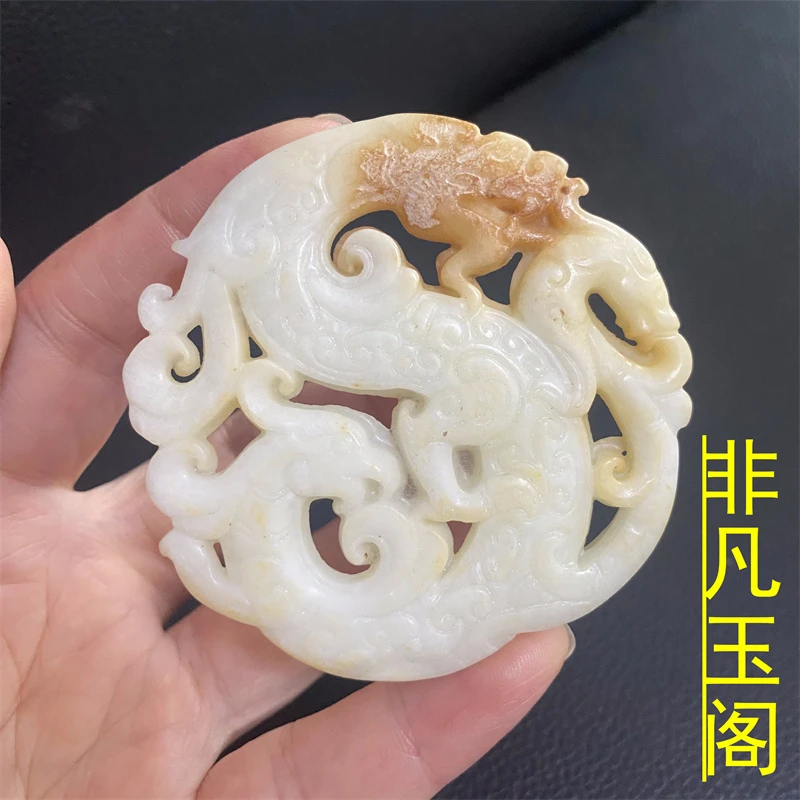

In the Ming and Qing Dynasties, the old Xiu hollowed out the dragon and phoenix chengxiang pendant, cultural and play collection