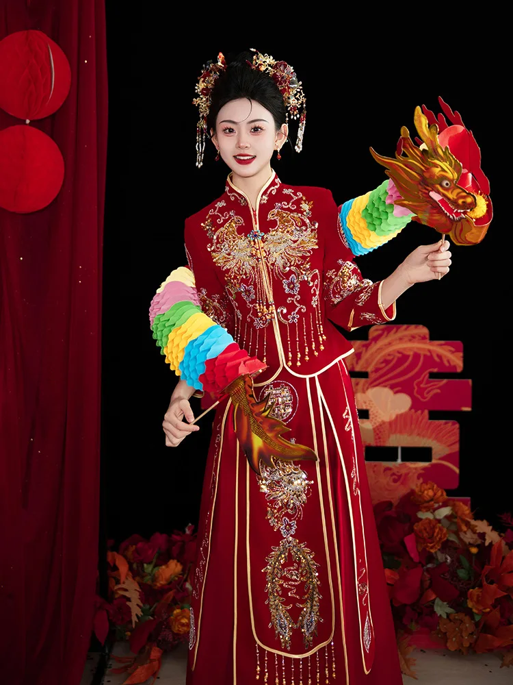 

Китайский традиционный свадебный костюм для подружек невесты 2026 года: новый дизайн, вышивка дракона и феникса, элегантный стиль