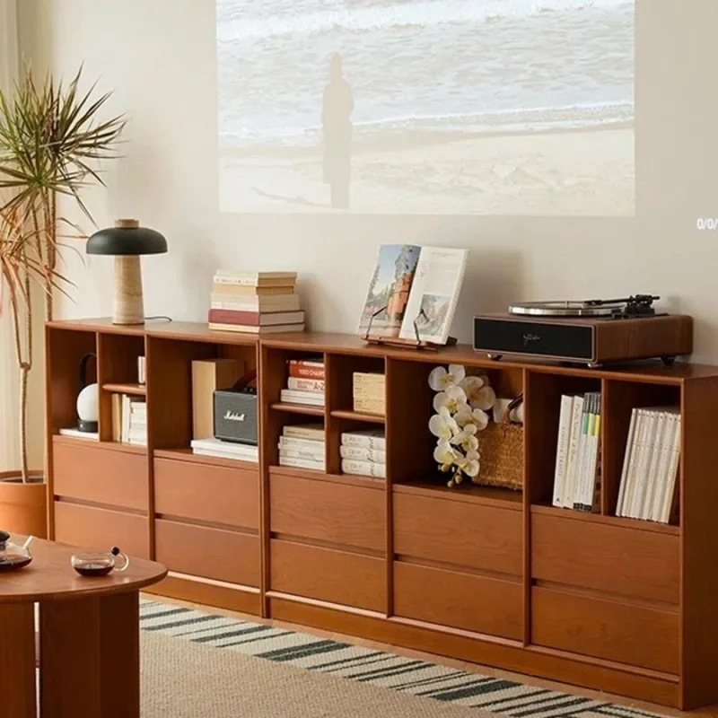 나무 바닥부터 천장까지 이어지는 중세풍 식탁 옆 책장, 일본식 TV 수납장 조합