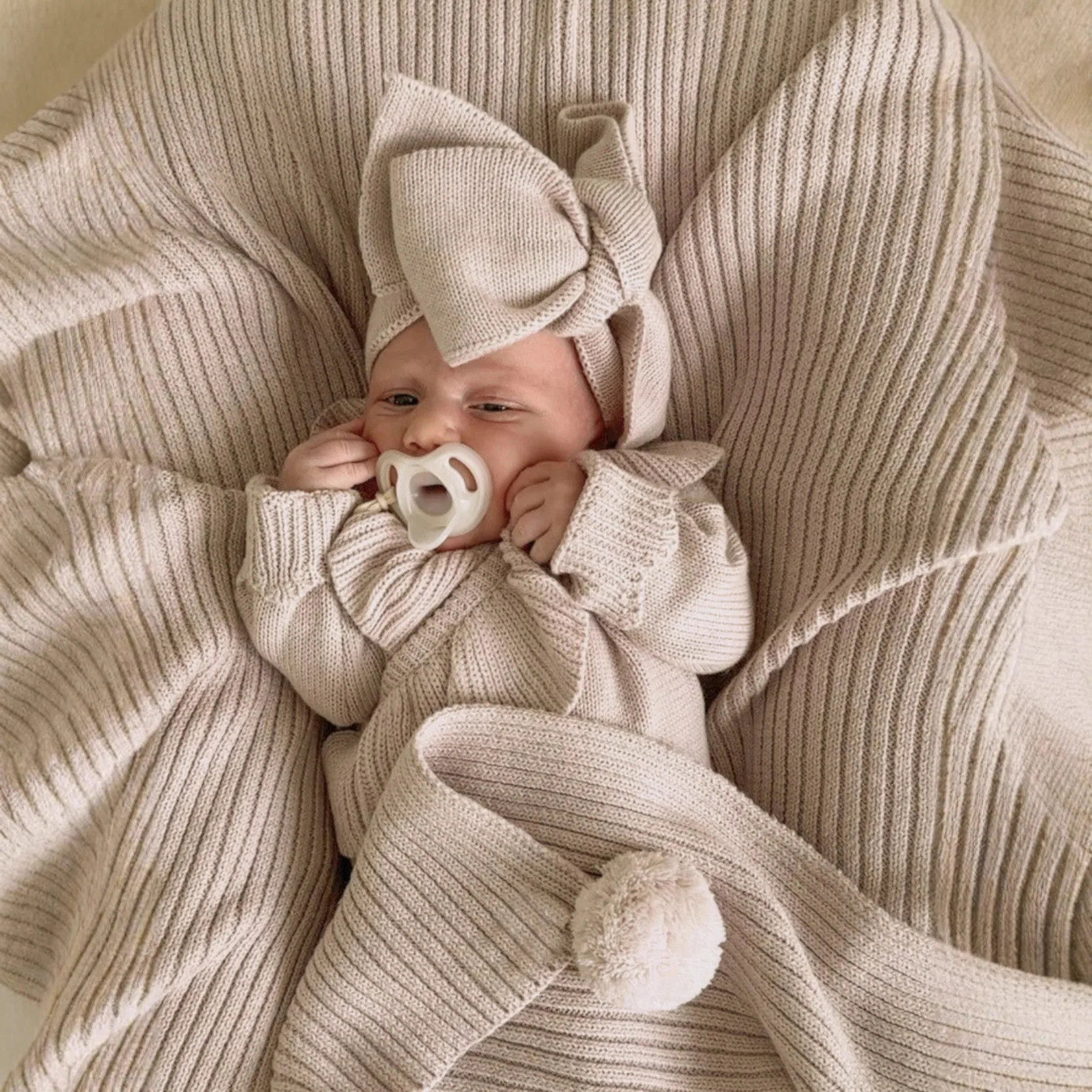 الرضع فتاة التلبيب سترة + السراويل + هيرباند 3 قطعة دعوى طفل عادية محبوك مجموعة 2025 الخريف جديد طفل ملابس طويلة الأكمام مجموعة