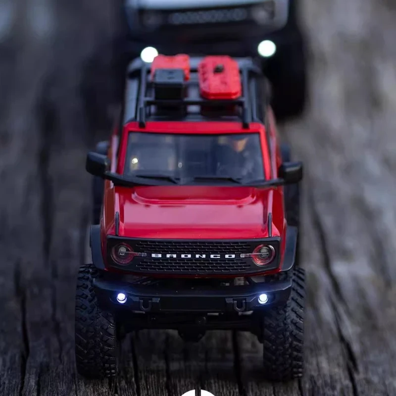 محوري 1/24 فورد برونكو Scx24 مركبة تسلق كهربائية يتم التحكم فيها عن بعد على الطرق الوعرة محاكاة السيارة