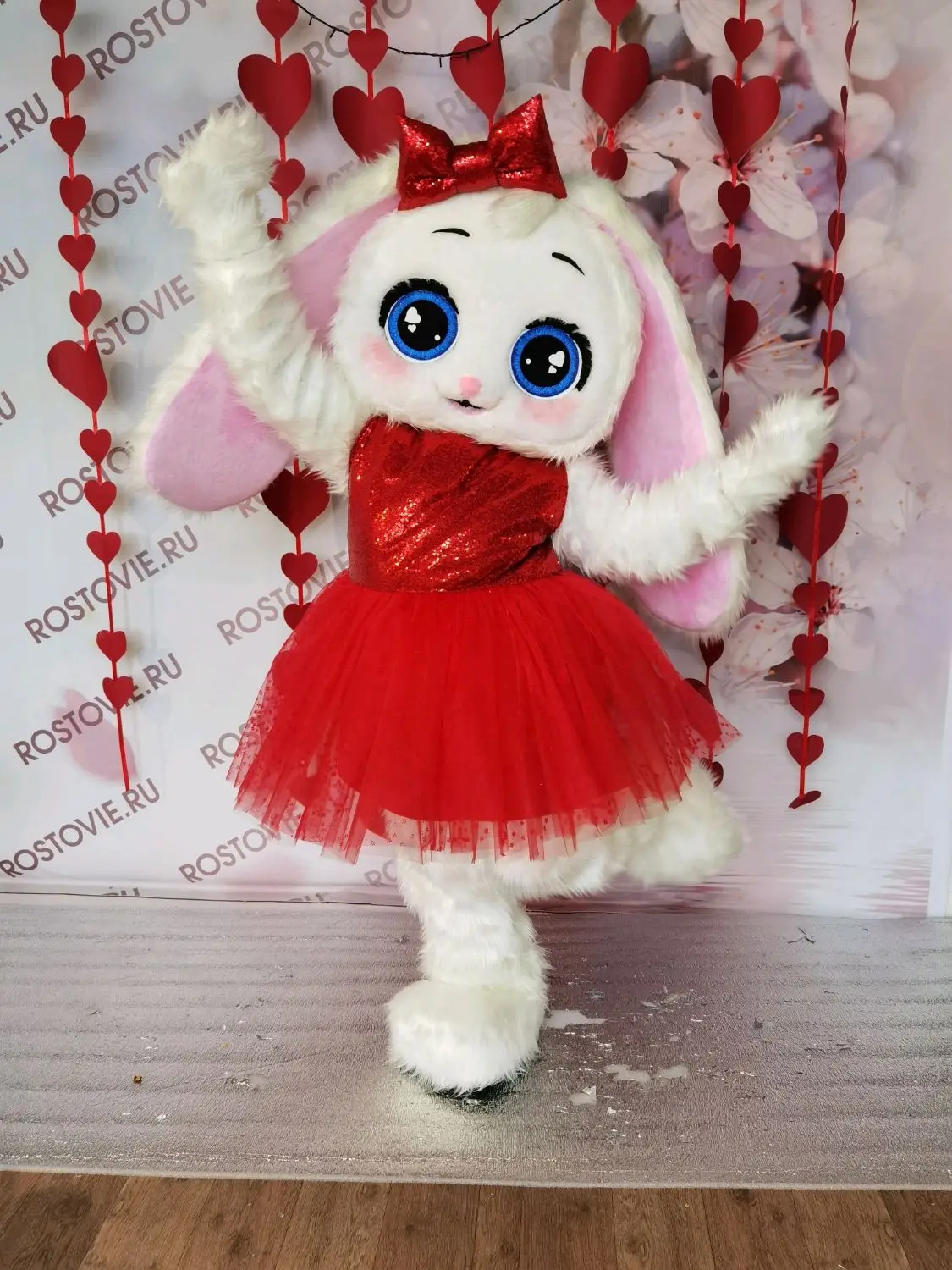 ชุดมาสคอตกระต่ายขาว เดินได้ สำหรับงานโฆษณา เสื้อผ้ามาสคอตชุดเดรสสีแดง สำหรับงานคาร์นิวัล งานปาร์ตี้ งานแฟชั่นโชว์ ชุดขนสัตว์