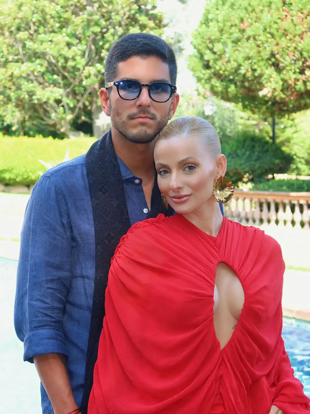 ファンシーレッドプリーツドレス新着カットアウトストレッチフルプリーツイブニングパーティードレススイングロングスリーブプロムガウン