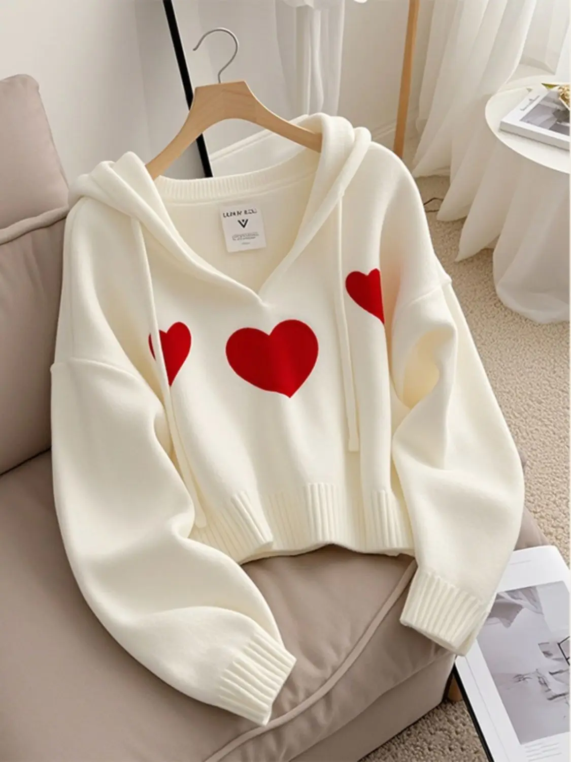 Autumn and winter Korean version new white heart-shaped hooded commuting knitted sweater trend