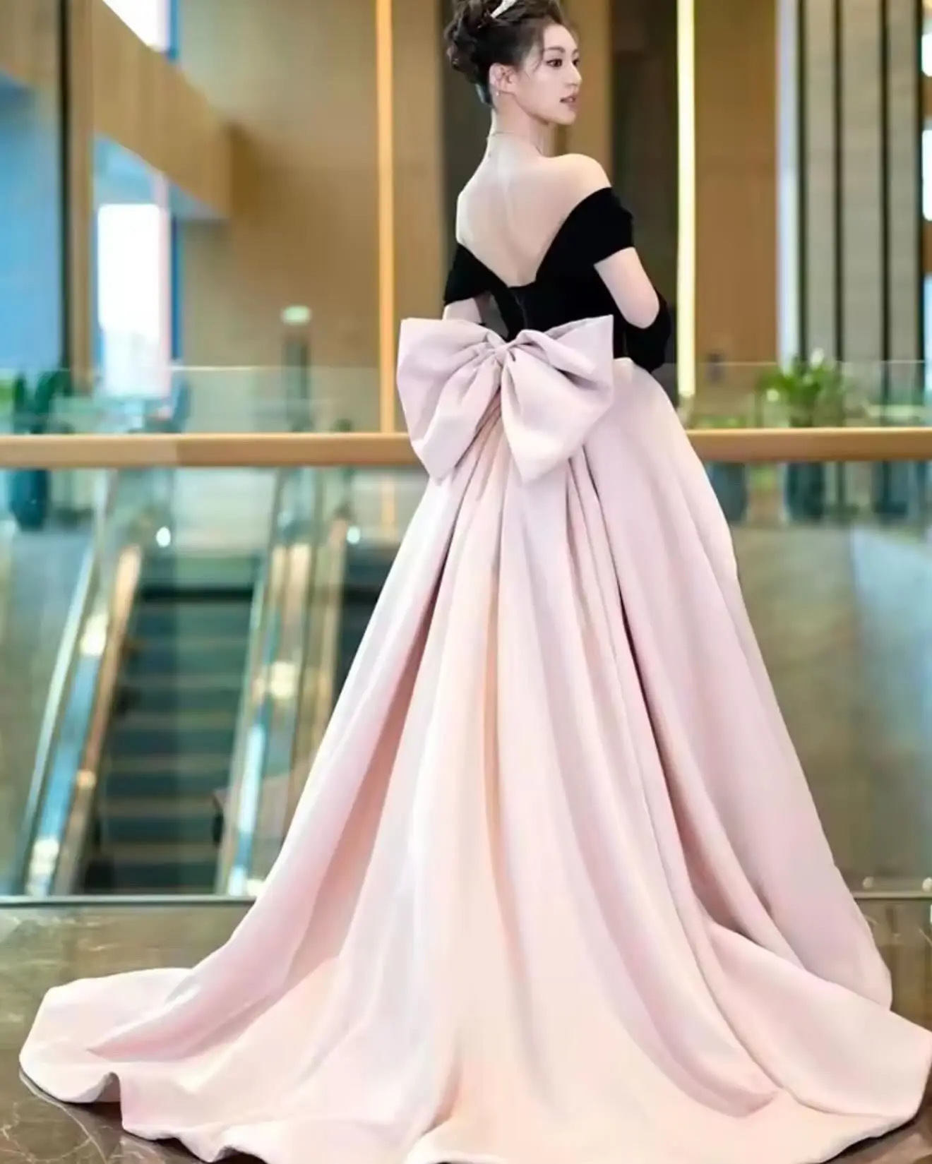 ชุดแต่งงานทรงเอไลน์สีตัดกันหรูหราแบบสั่งตัดพิเศษ แขนสั้นเปิดไหล่ แต่งโบว์ พร้อมชายกระโปรงยาว