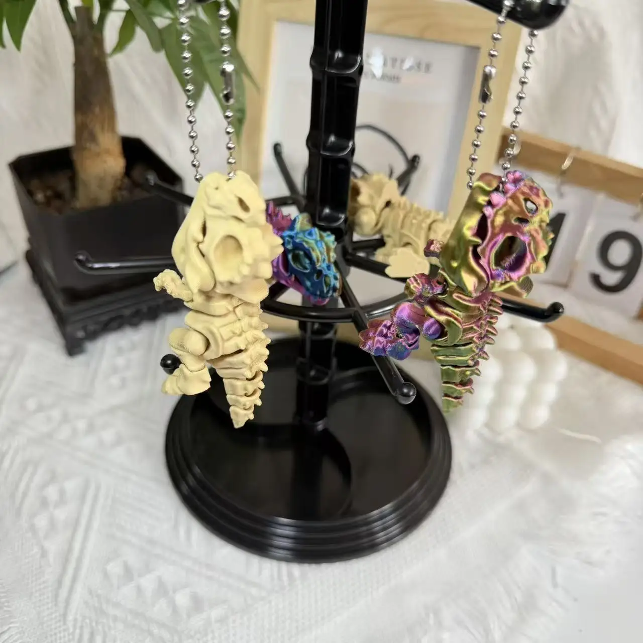 2Pcs 3D Dinosaurs Keychain - Flexible Hands and Feet Bright Colors Valentine's Day Gift Bag Hanging Accessory Desktop Decoration