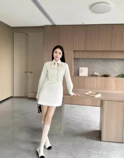 원피스 여성용 디자이너 화이트 셔츠, 고급스러운 가벼운 럭셔리 꽃 긴팔 셔츠, 원피스 레이디 셔츠, 2024 초가을 신상 디자인 센스